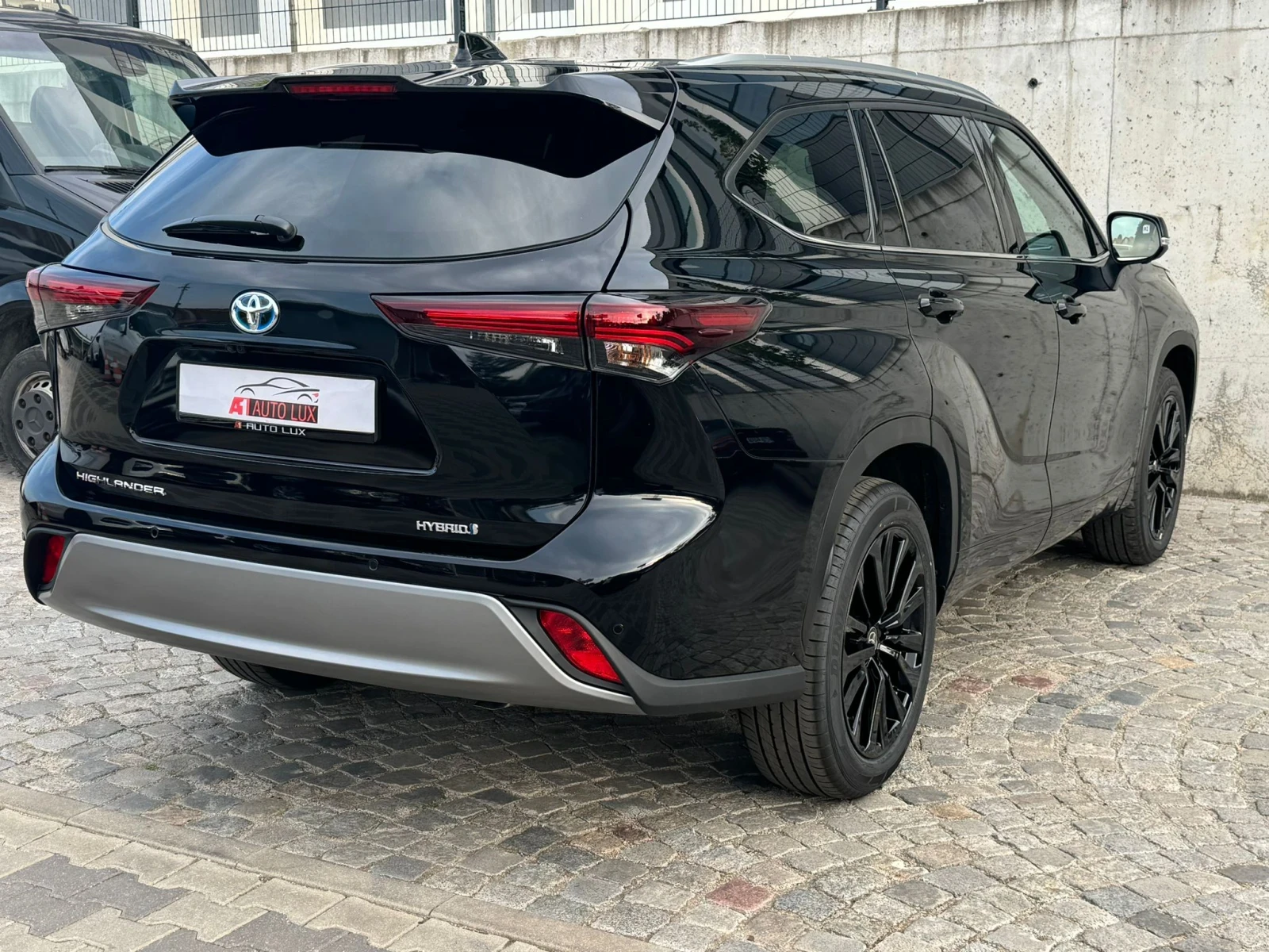 Toyota Highlander 2, 5-Hybrid/4x4/Luxury/Pano/6+ — 6