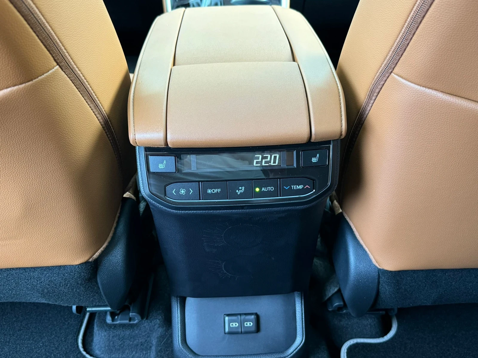 Toyota Highlander 2, 5-Hybrid/4x4/Luxury/Pano/6+ — 17