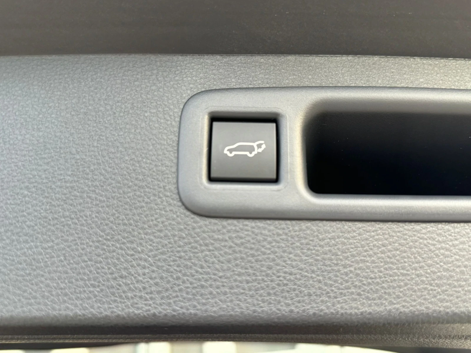 Toyota Highlander 2, 5-Hybrid/4x4/Luxury/Pano/6+ — 13