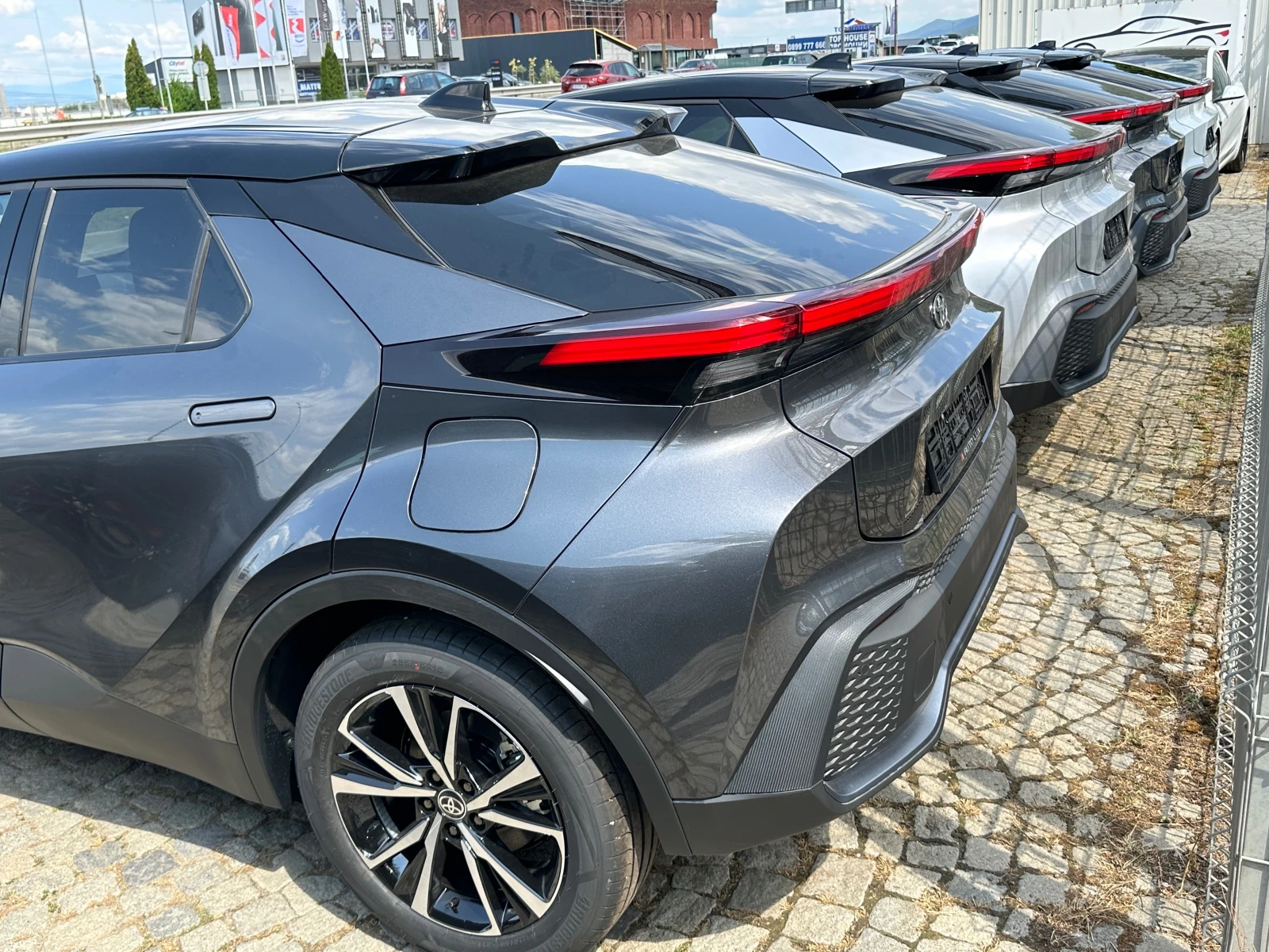 Toyota C-HR 1.8/Hibrid/140.ps Обява: — 10