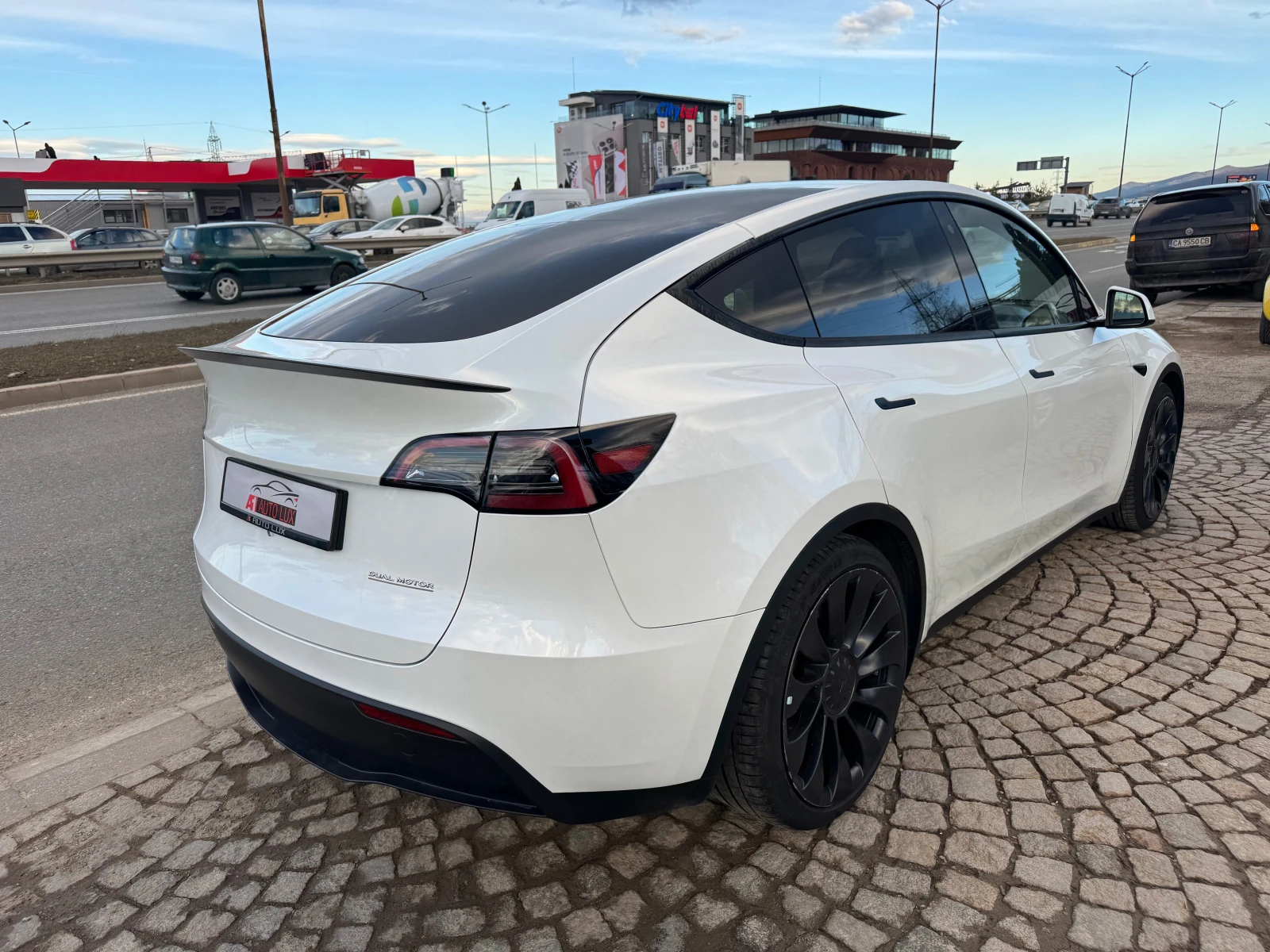Tesla Model Y PERFORMANCE — 7