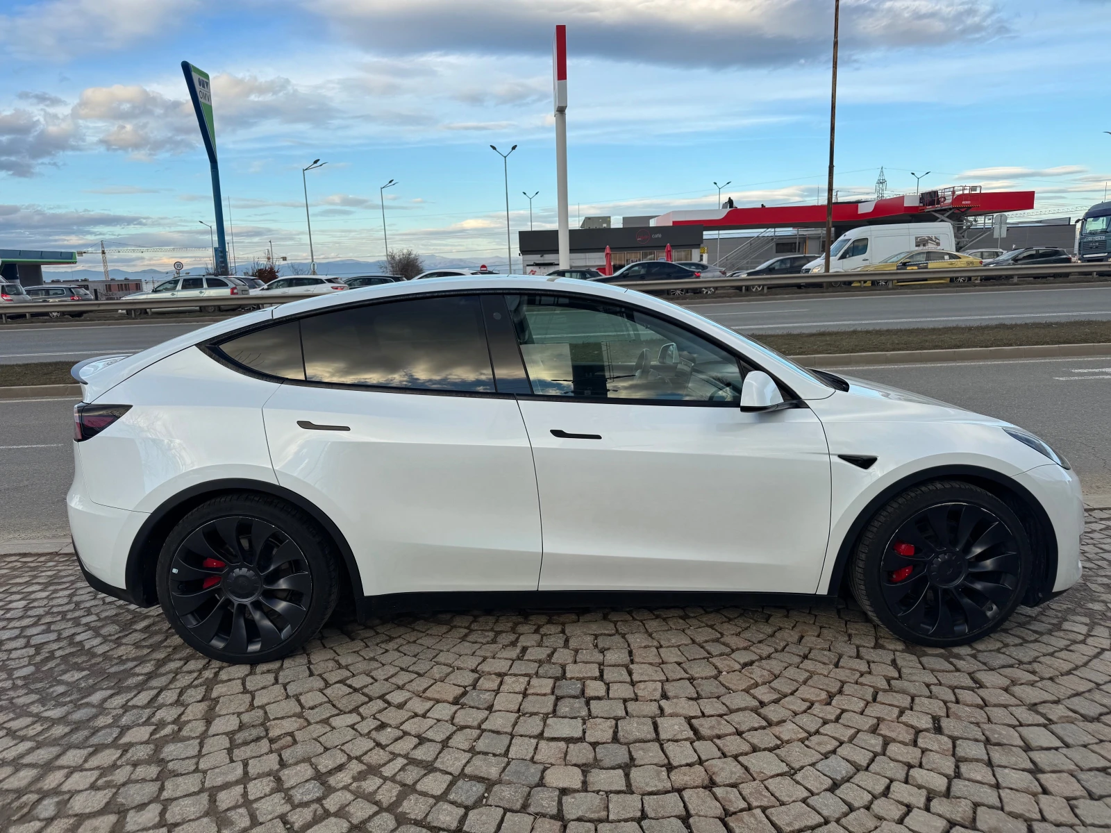 Tesla Model Y PERFORMANCE — 8