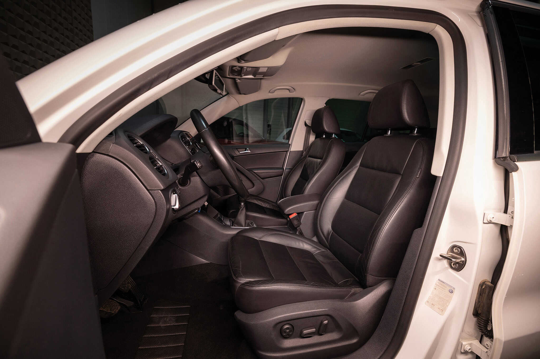 2011 Volkswagen Tiguan — 7