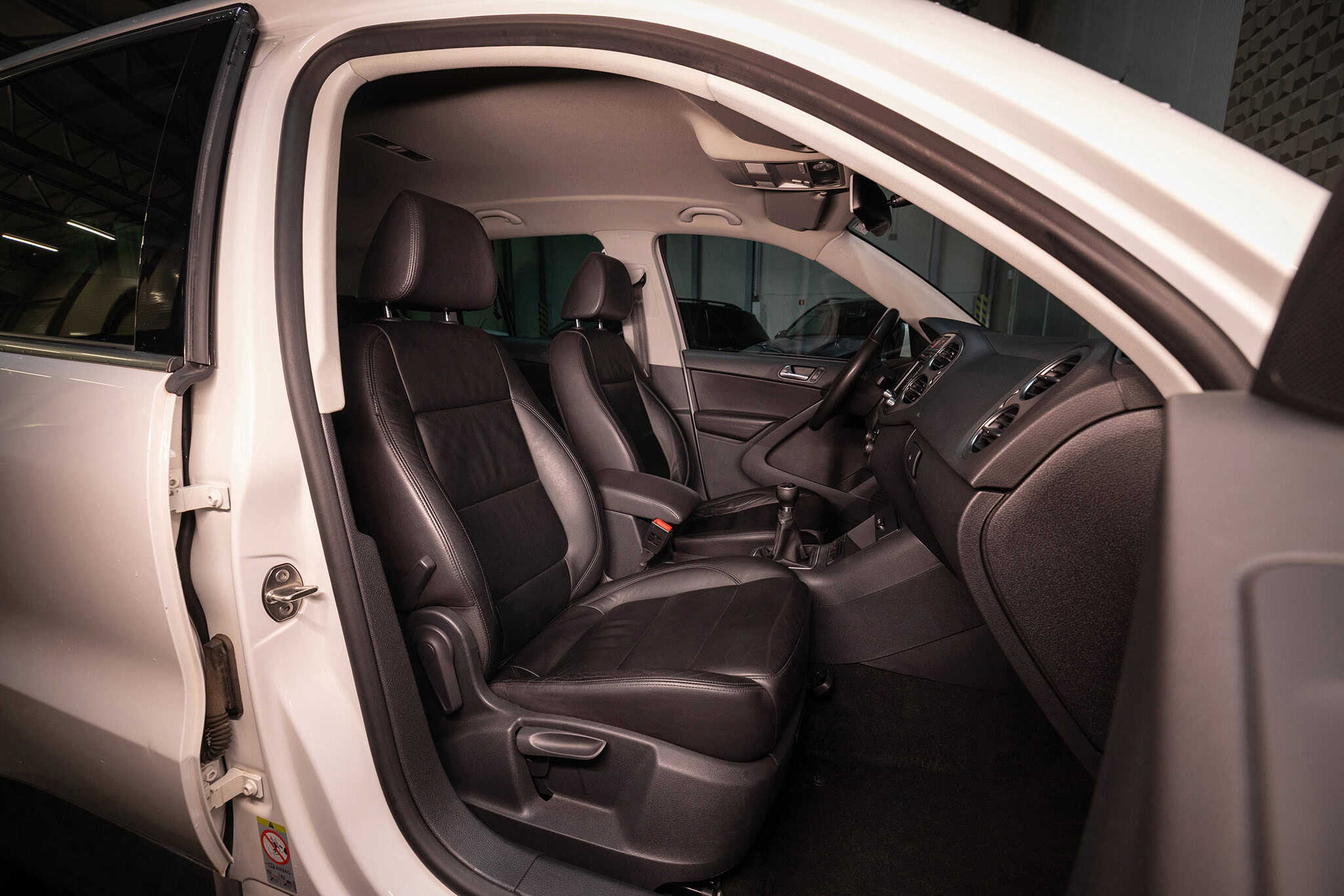 2011 Volkswagen Tiguan — 8