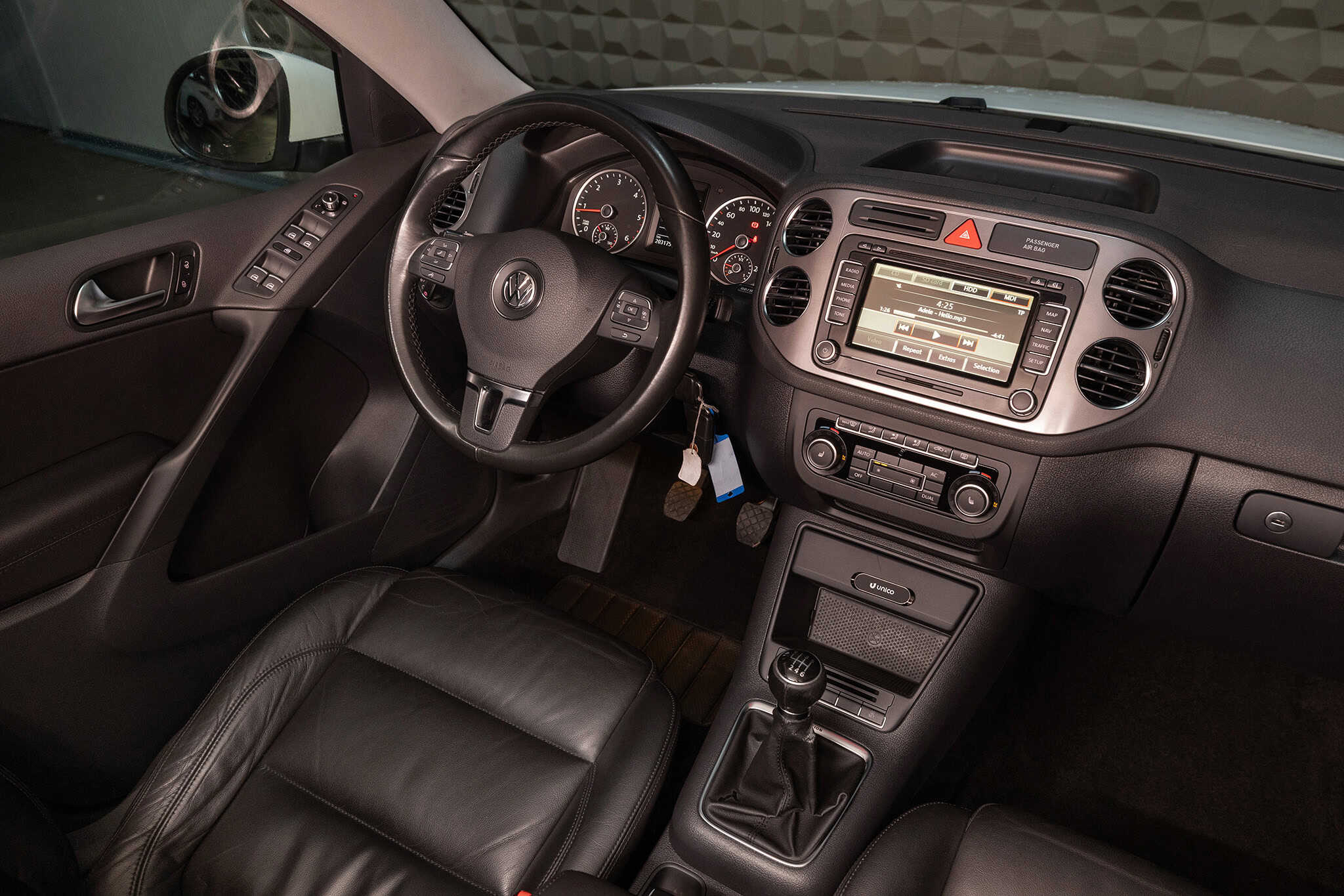 2011 Volkswagen Tiguan — 9