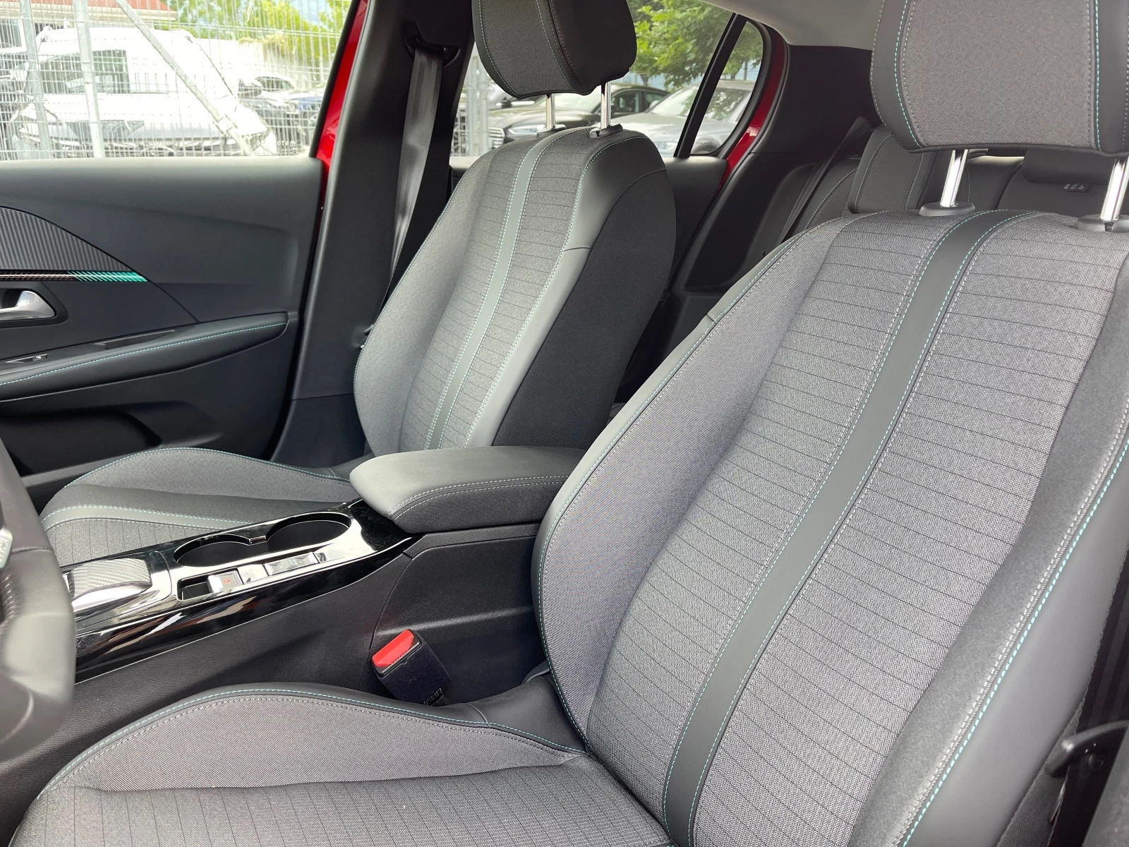 Peugeot 208 e-208 60KWh/new — 9