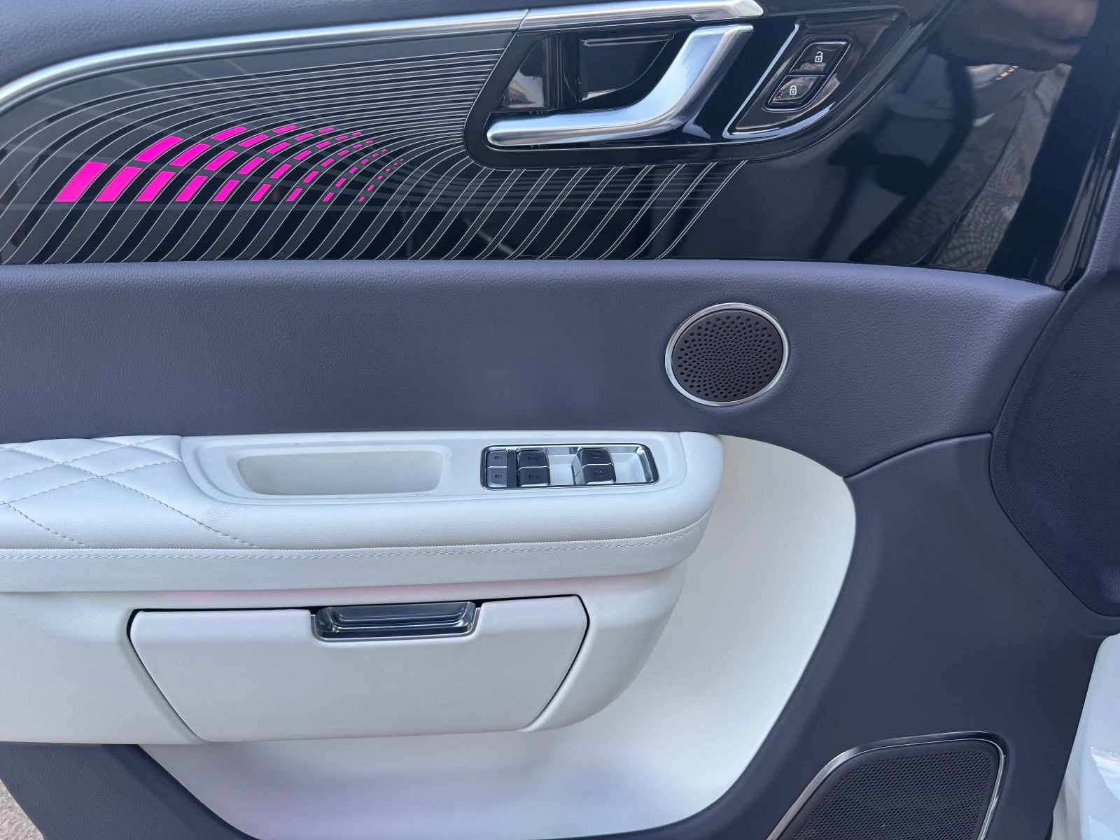 Hongqi E-HS9 E-HS9 120kWH — 14