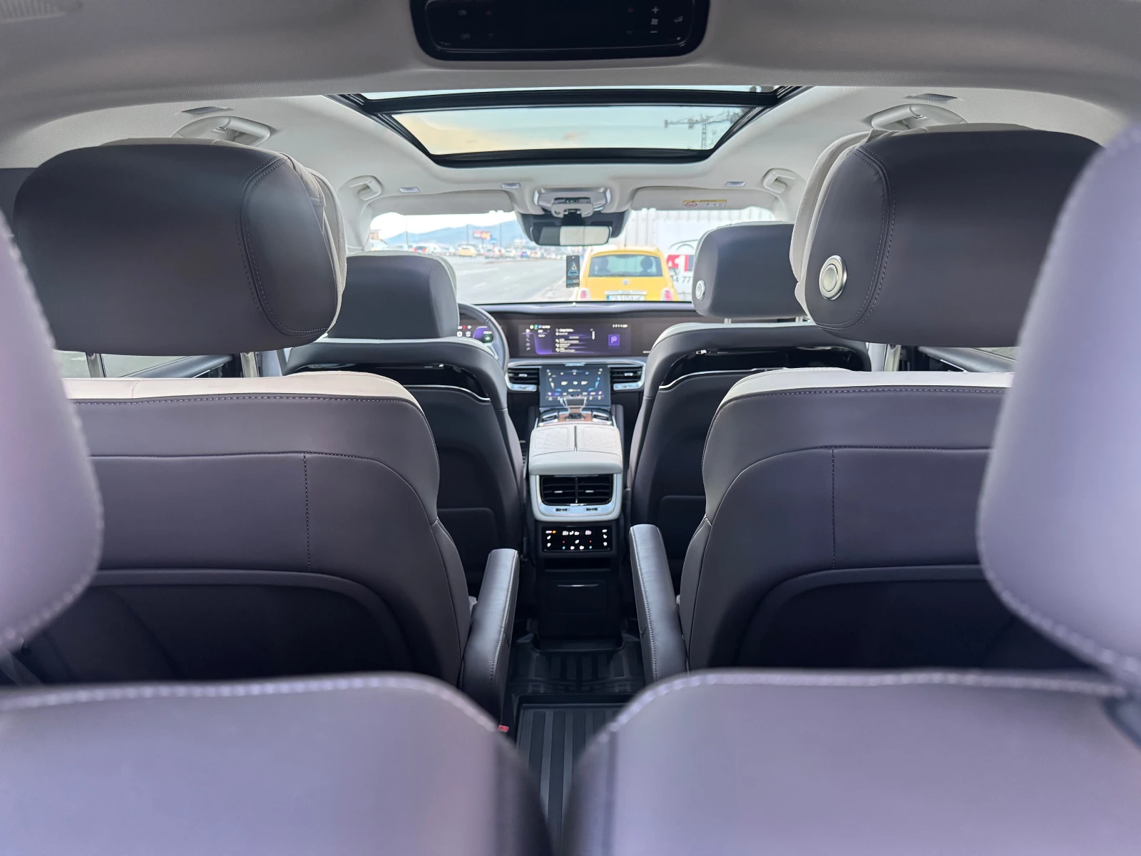 Hongqi E-HS9 E-HS9 120kWH — 12