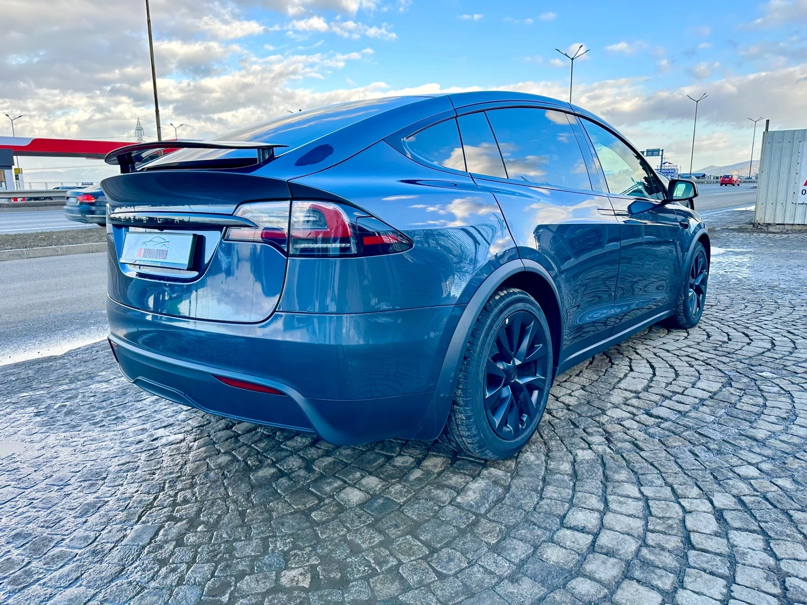 Tesla Model X 5 — 4