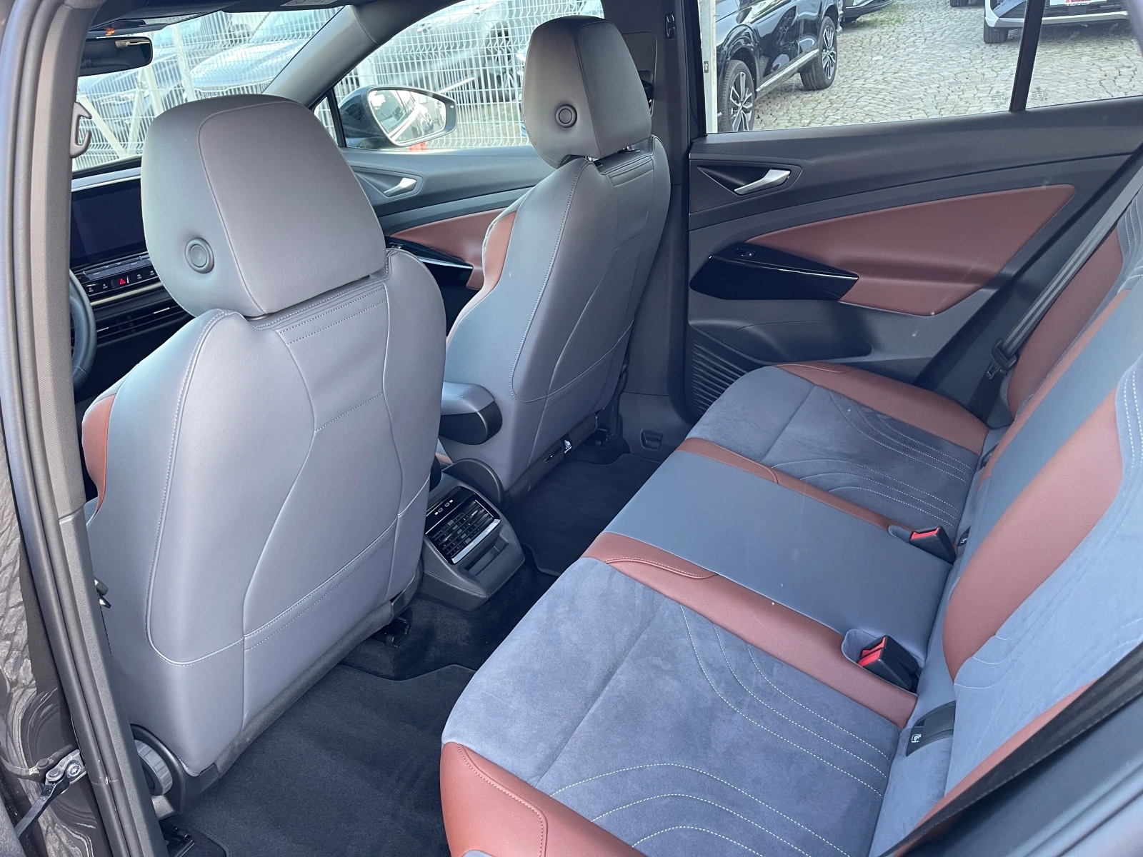 Volkswagen ID.4 204ps/77kwh/640km Обява: — 11