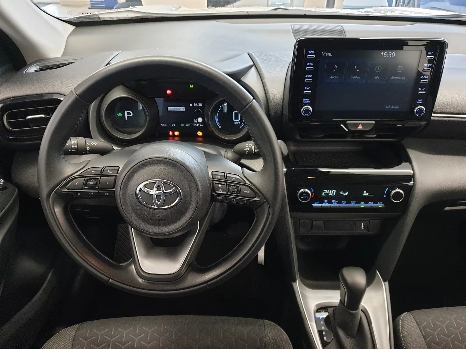 2024 Toyota Yaris Cross COMFORT 116HP CAM NAVI LED L.ASSIST CARPLAY 233g — 10
