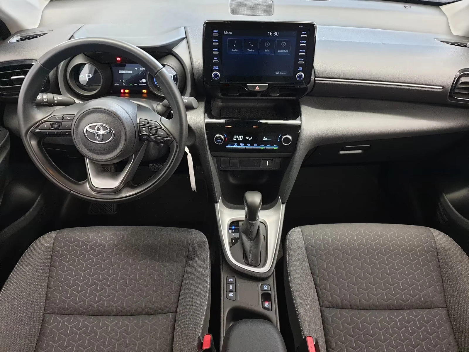 2024 Toyota Yaris Cross COMFORT 116HP CAM NAVI LED L.ASSIST CARPLAY 233g — 9