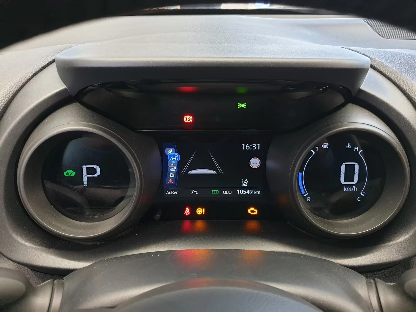 2024 Toyota Yaris Cross COMFORT 116HP CAM NAVI LED L.ASSIST CARPLAY 233g — 11