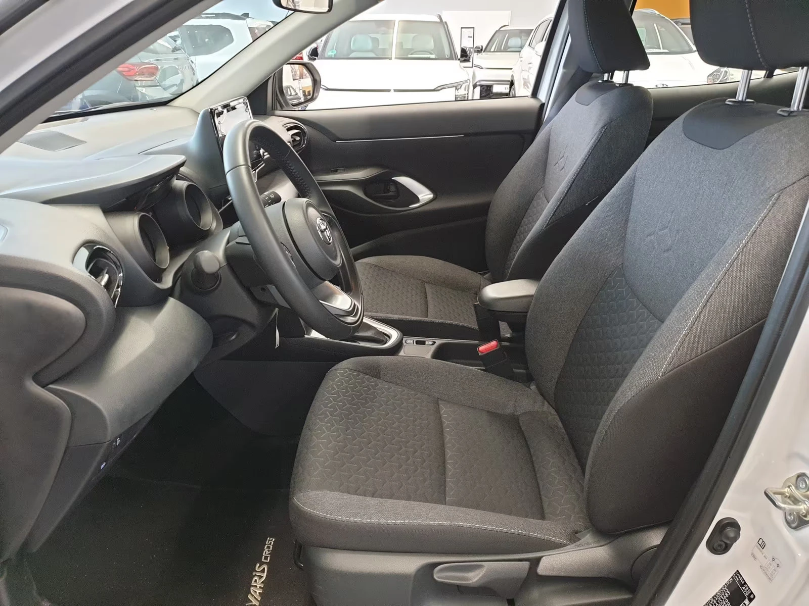 2024 Toyota Yaris Cross COMFORT 116HP CAM NAVI LED L.ASSIST CARPLAY 233g — 8