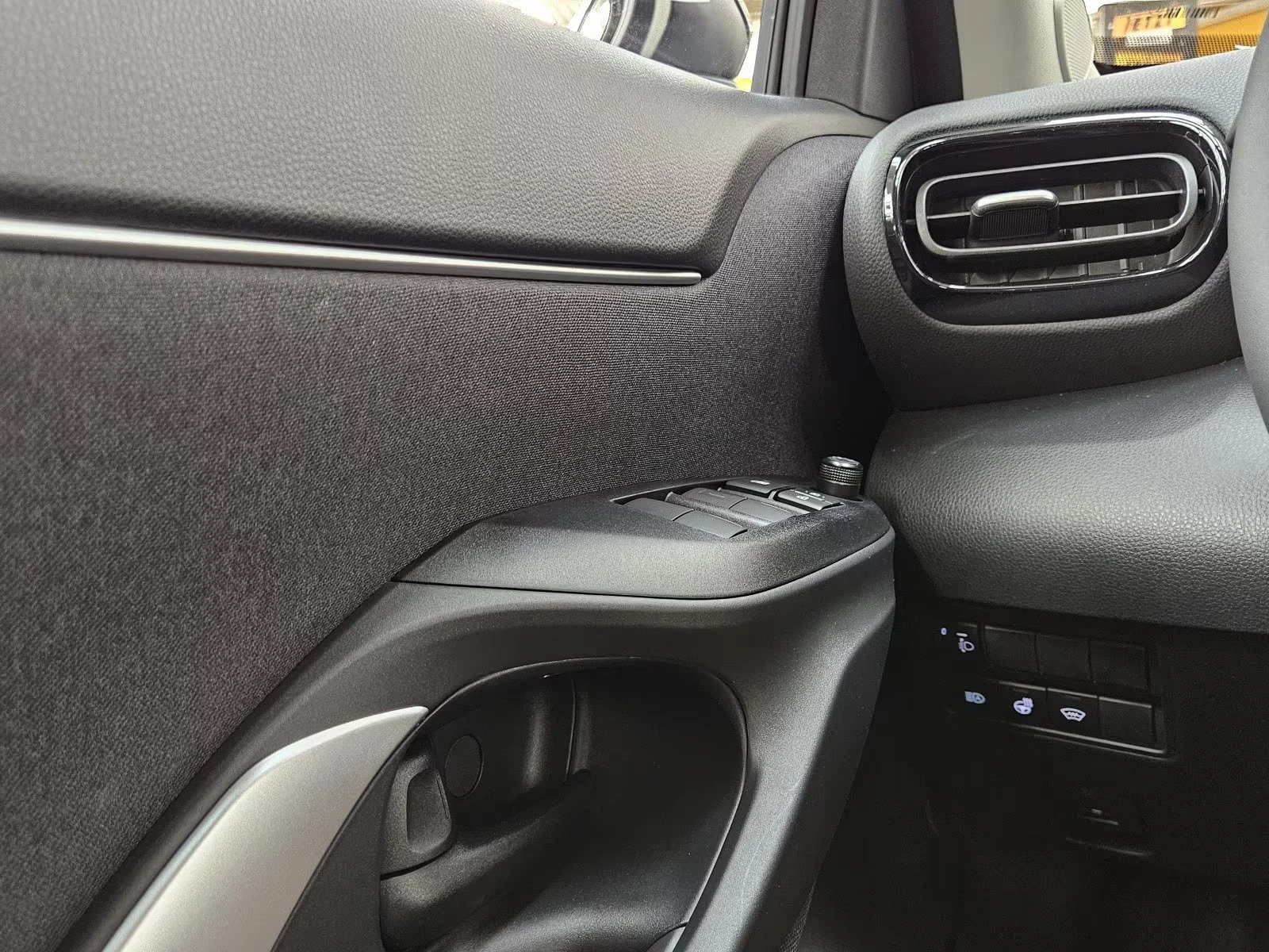 2025 Toyota Yaris Cross HYBRID 116HP CAM NAVI LED KLESS DIGI CARPLAY 234g — 11