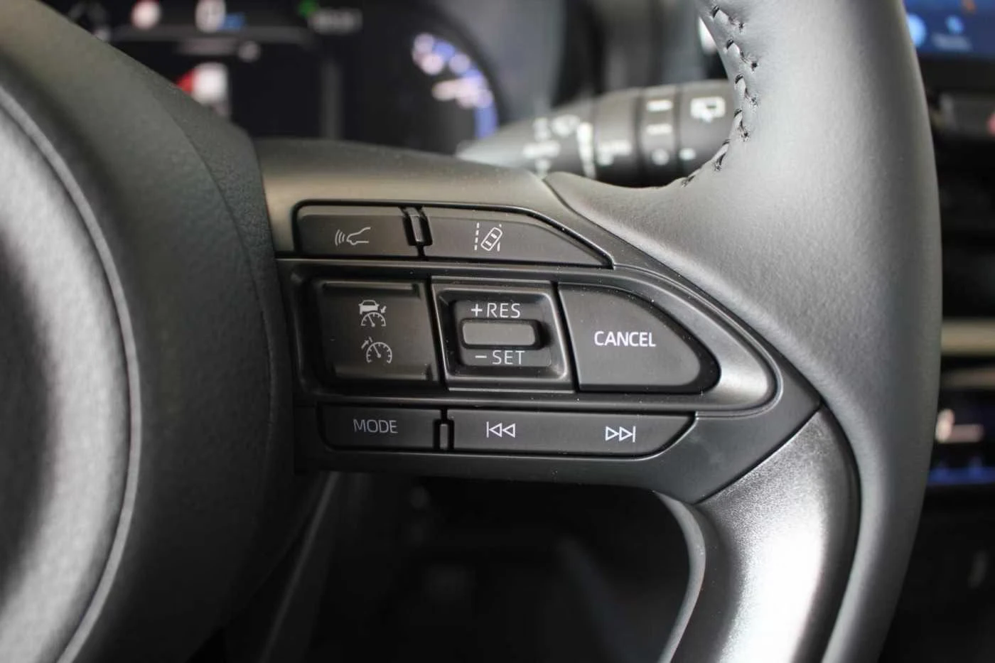 2024 Toyota Yaris Cross ADVENTURE 116HP HUD CAM NAVI LED KLESS DIGI 237g — 11