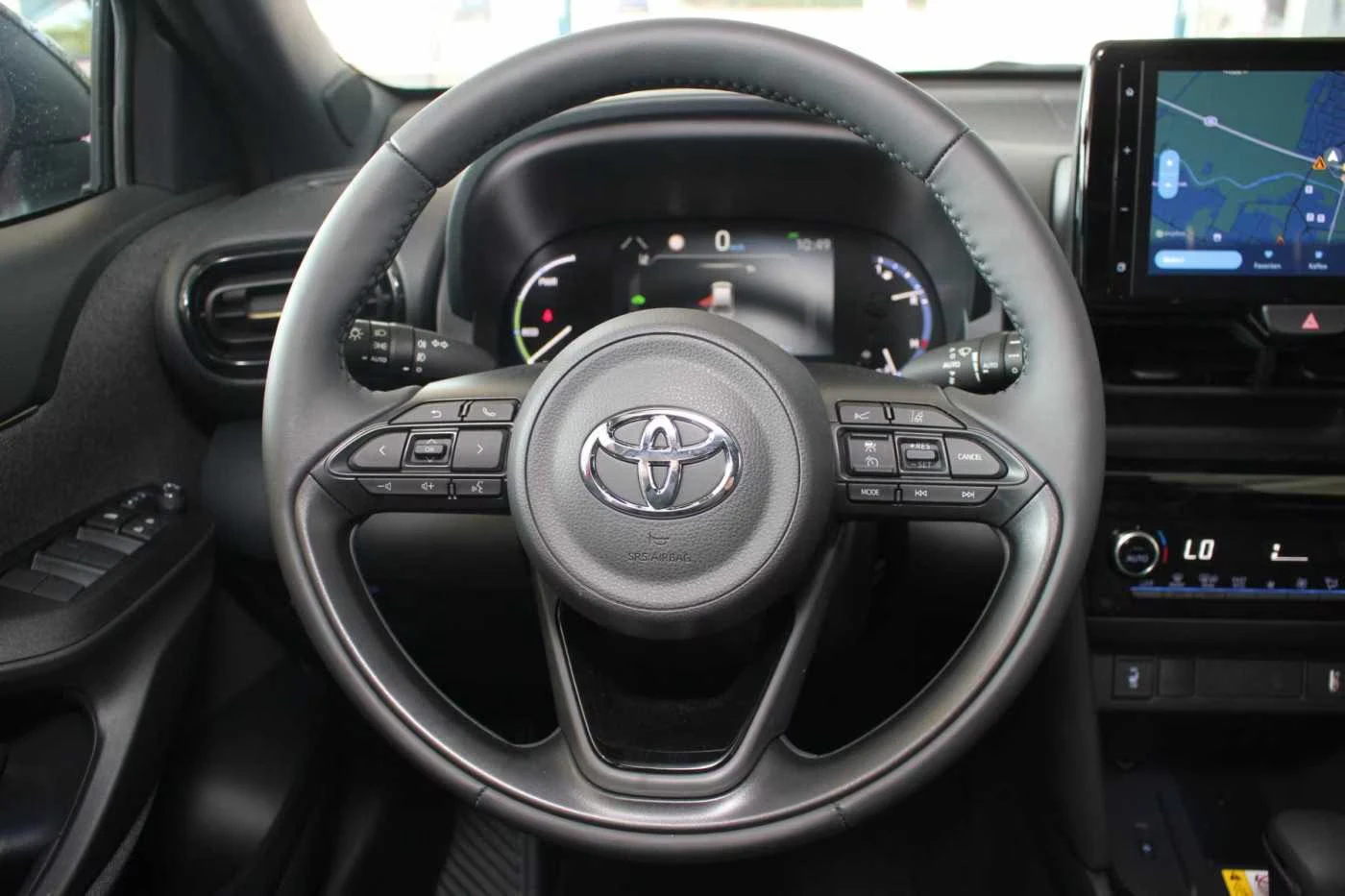 2024 Toyota Yaris Cross ADVENTURE 116HP HUD CAM NAVI LED KLESS DIGI 237g — 10