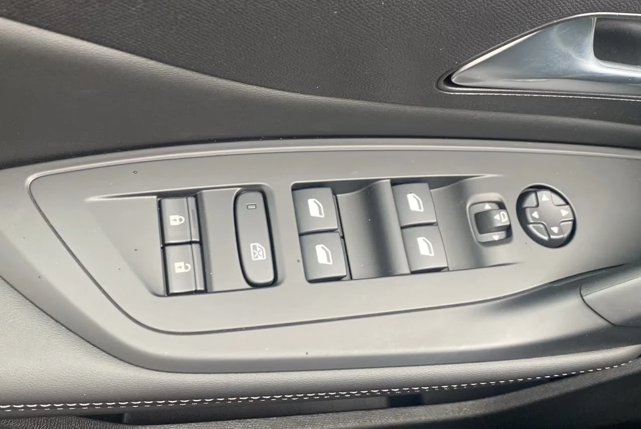 2025 Peugeot 408 ALLURE 144HP CAM NAVI LED CPLAY AMBI 364g — 12