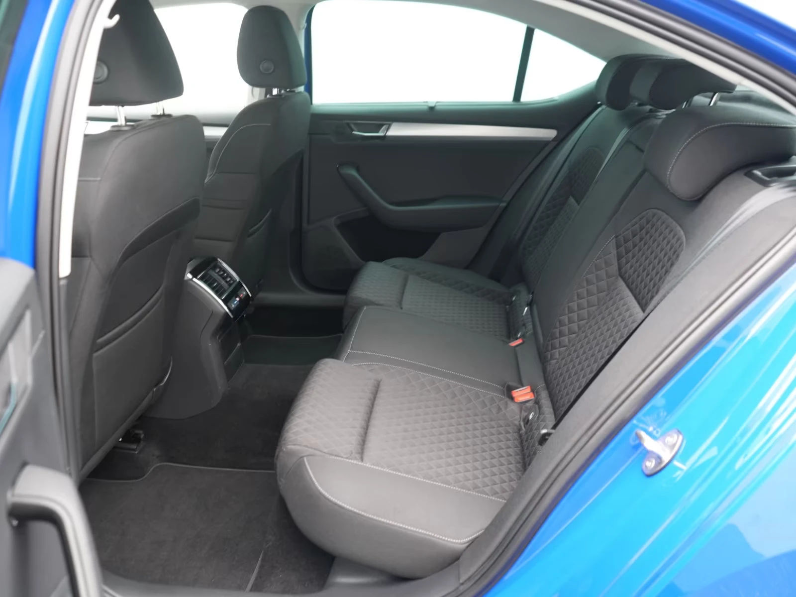2022 Skoda Superb AMBITION 200HP DSG CAM NAVI LED 742v — 11