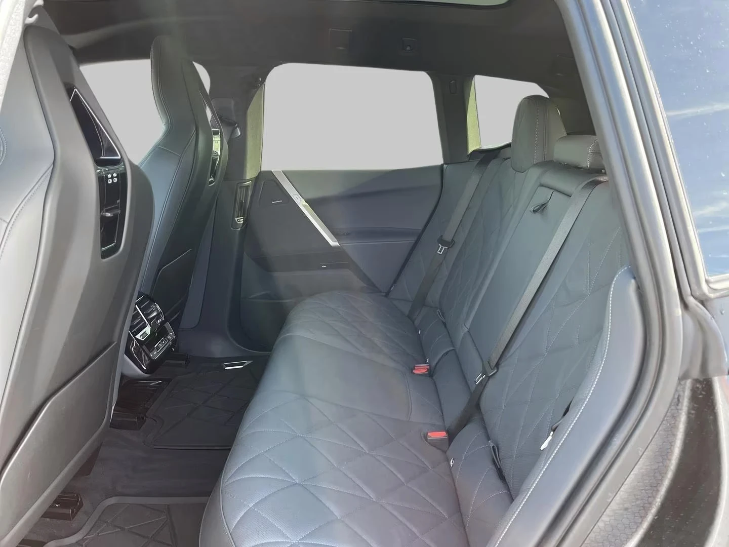 2023 BMW iX 50 523HP SKYLOUNGE PANO LASER 360 171h — 8