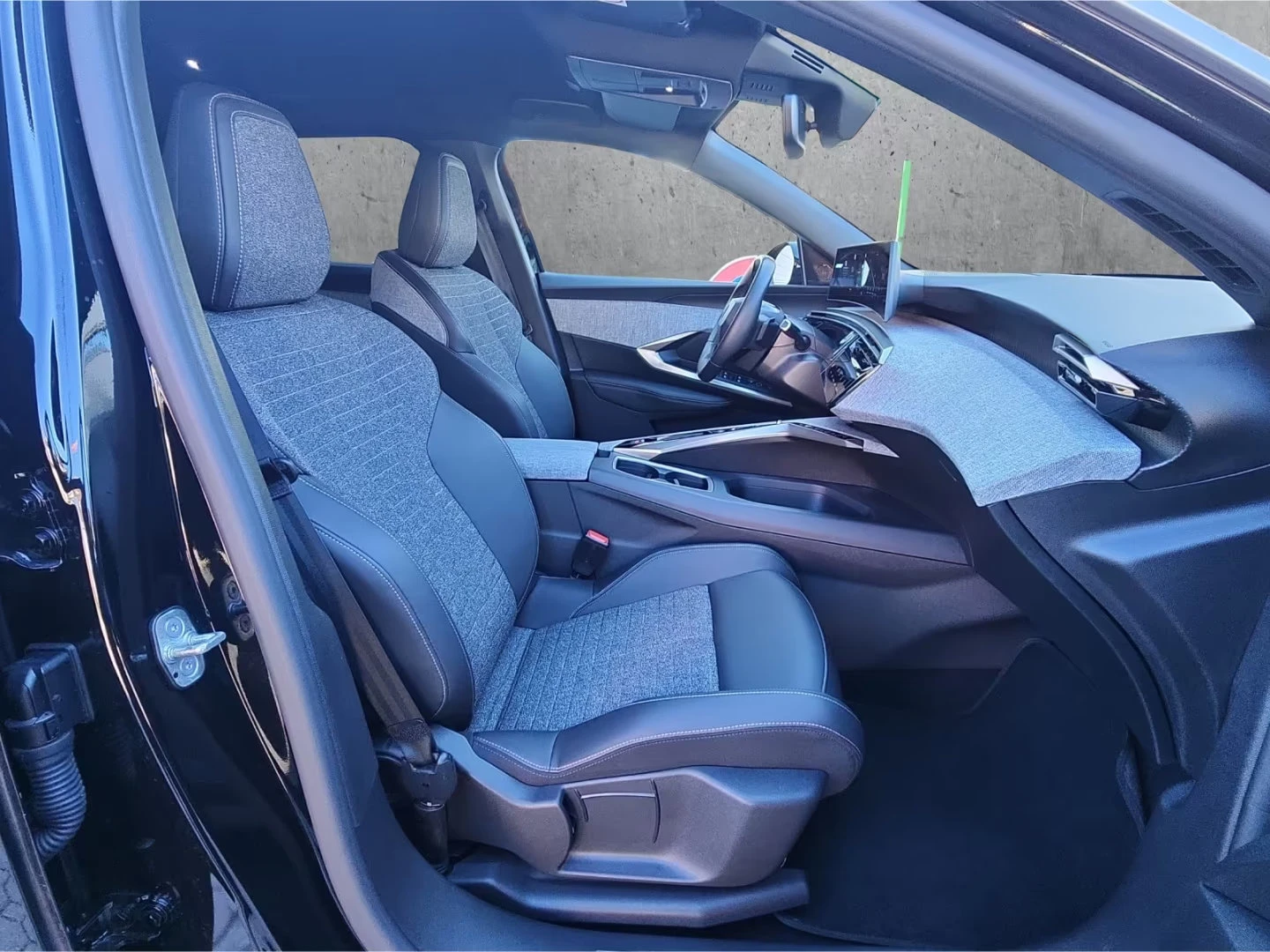 2025 Peugeot 5008 ALLURE 145HP 7S CAM NAVI DIGI CPLAY KLESS 107q — 12