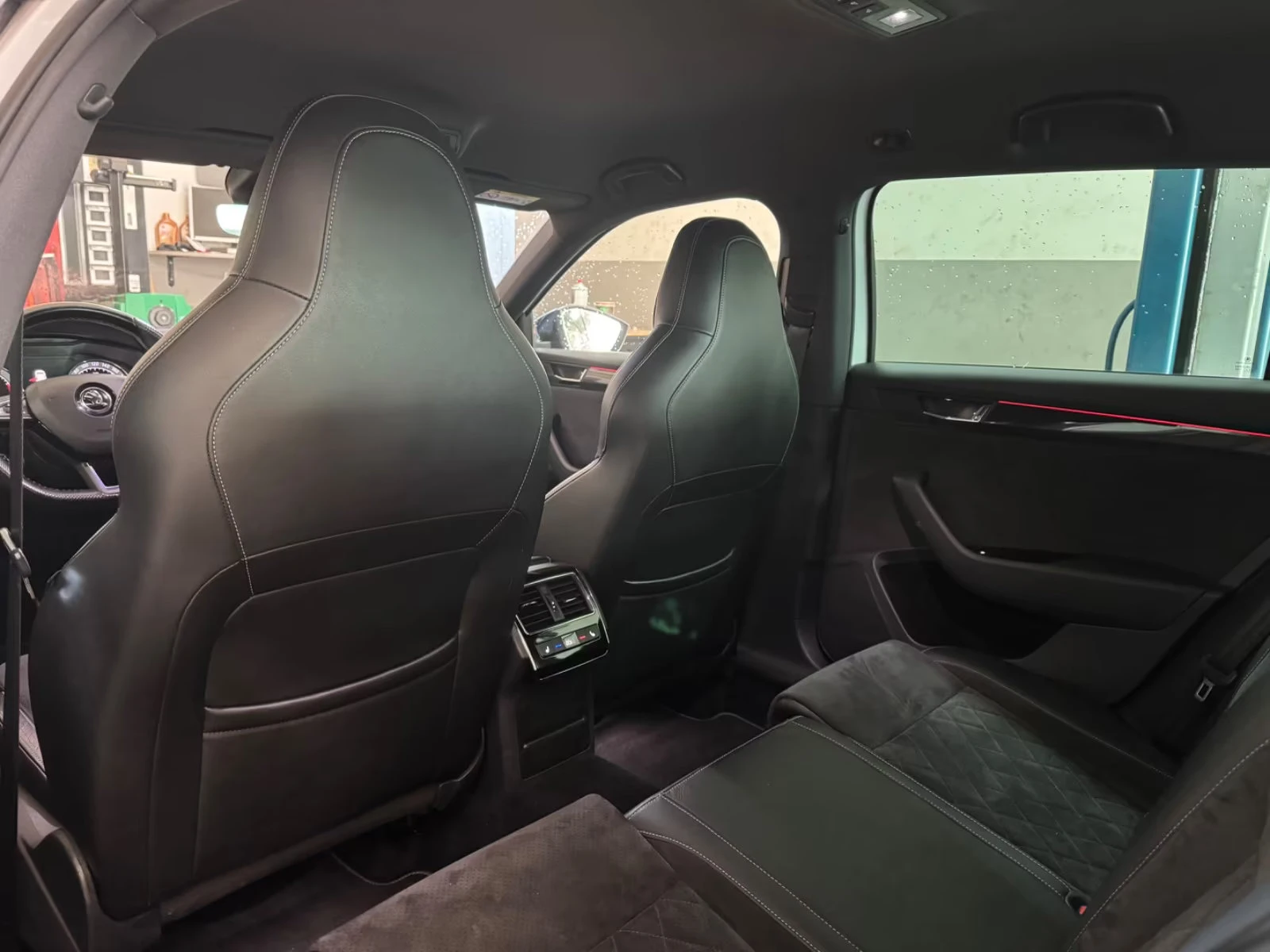 2018 Skoda Superb SPORT-LINE 179HP CAM DSG MEMO LED AMBI 128q — 11