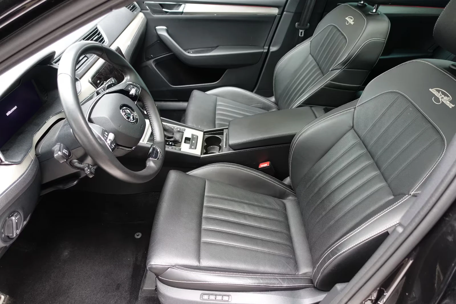 2022 Skoda Superb 2.0TDI 200HP L&K 4X4 MASSAGE PANO MEMO CAM 193q — 6