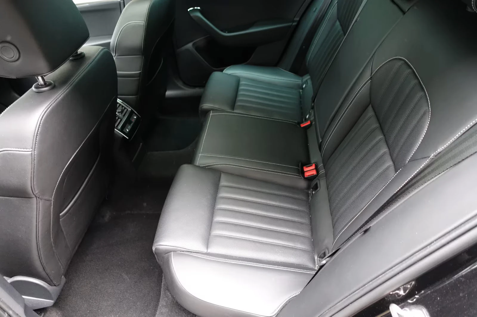 2022 Skoda Superb 2.0TDI 200HP L&K 4X4 MASSAGE PANO MEMO CAM 193q — 12