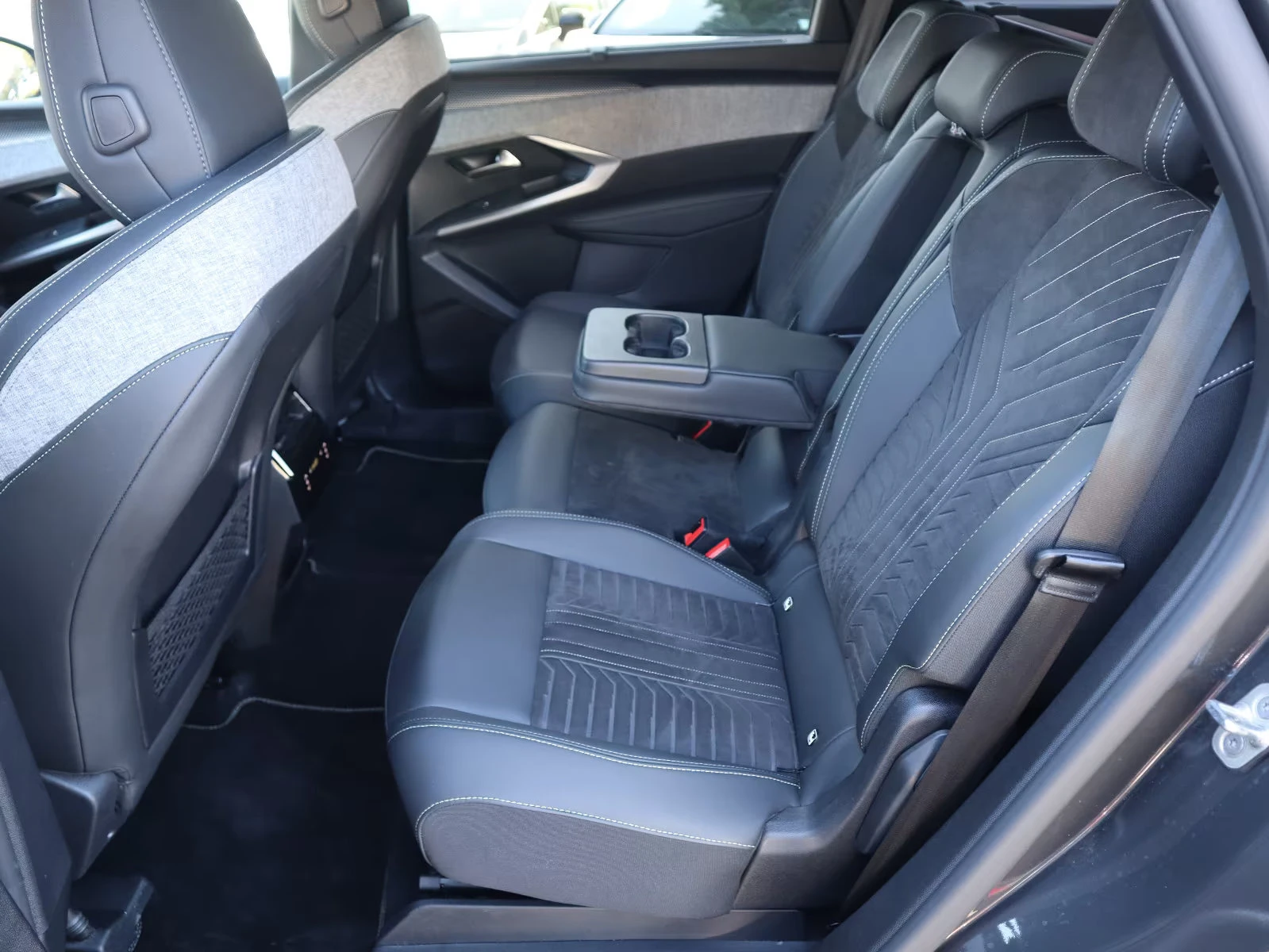 2025 Peugeot 5008 1.2MHEV 145HP GT-LINE 7S MASSAGE 360 MEMO 220q — 12