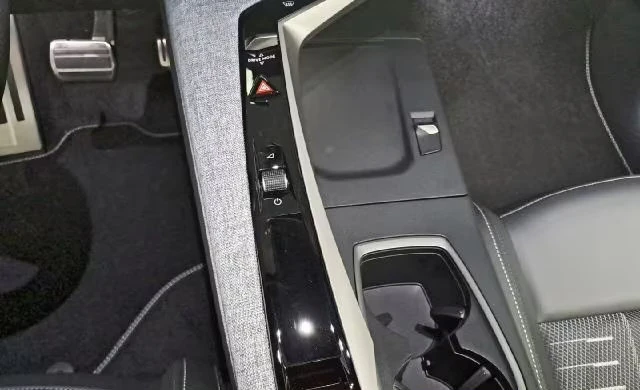 2025 Peugeot 3008 ELECTRO 213HP GT-LINE CAM NAVI LED CPLAY 305q — 11