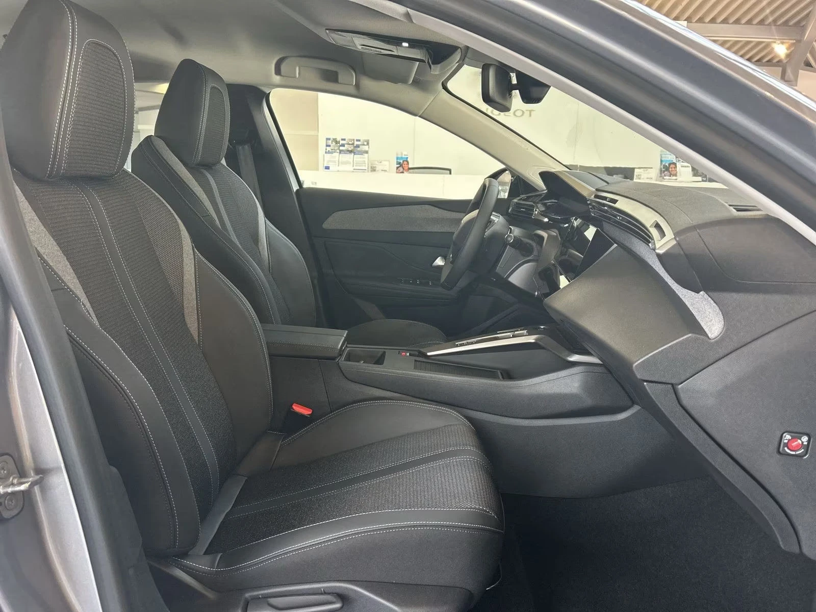 2025 Peugeot 308 e-ALLURE 156HP CAM NAVI ACC LED H.PUMP CPLAY 317q — 8