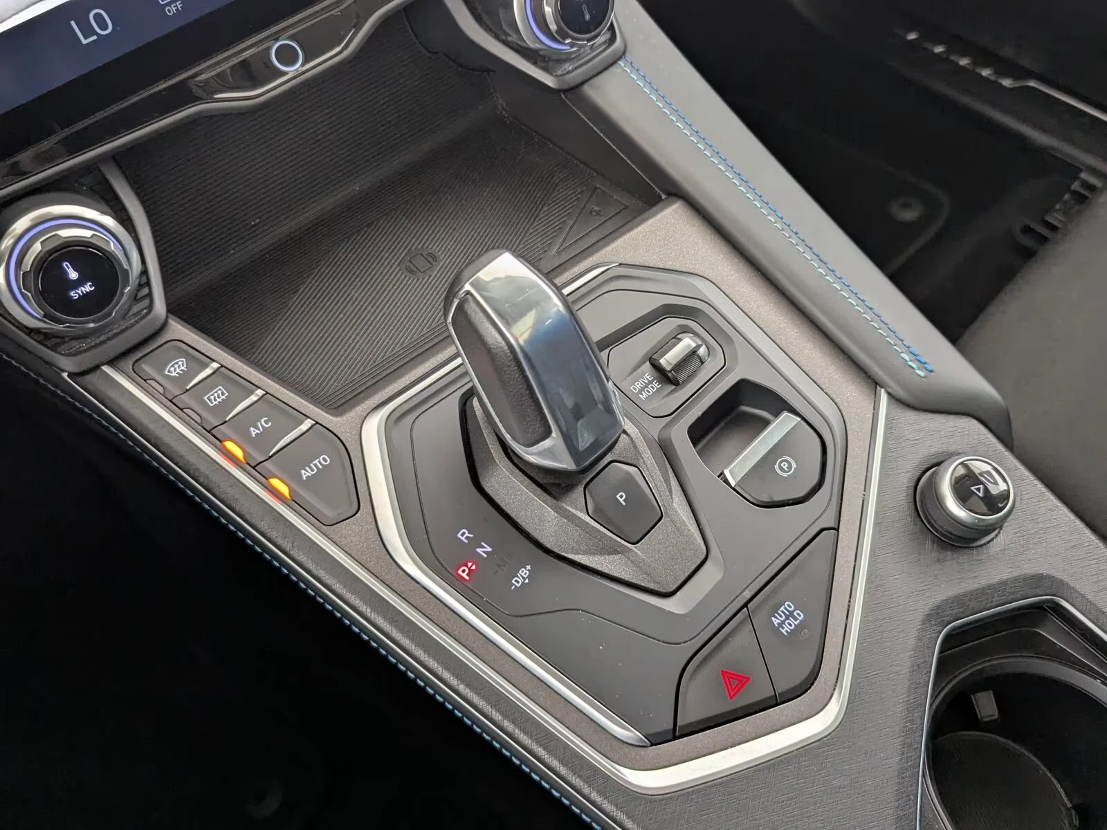2022 LynkCo 01 PHEV — 12