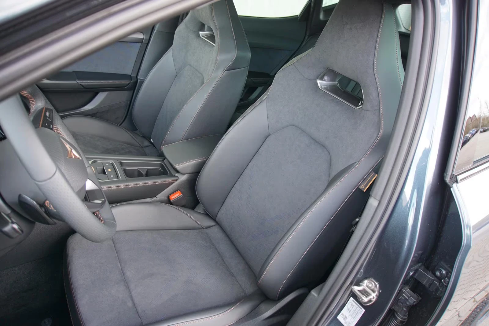 2025 Cupra Formentor 2.0TSI 333HP VZ 4DRIVE PANO CAM MEMO CPLAY 386q — 8