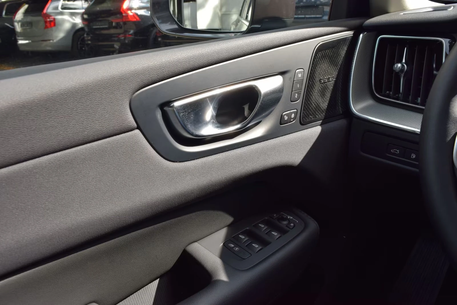 2025 Volvo XC60 PLUS-BRIGHT 398HP PANO MEMO 360 H&K NAVI LED 396g — 14