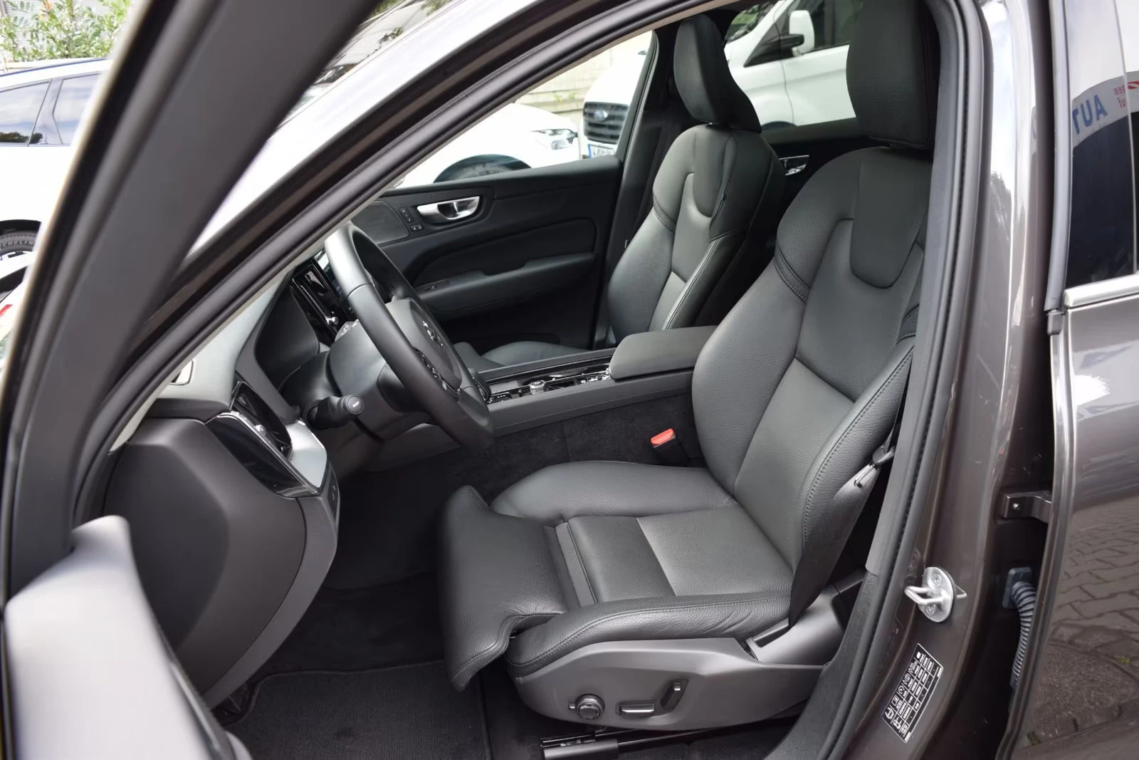 2025 Volvo XC60 PLUS-BRIGHT 398HP PANO MEMO 360 H&K NAVI LED 396g — 9