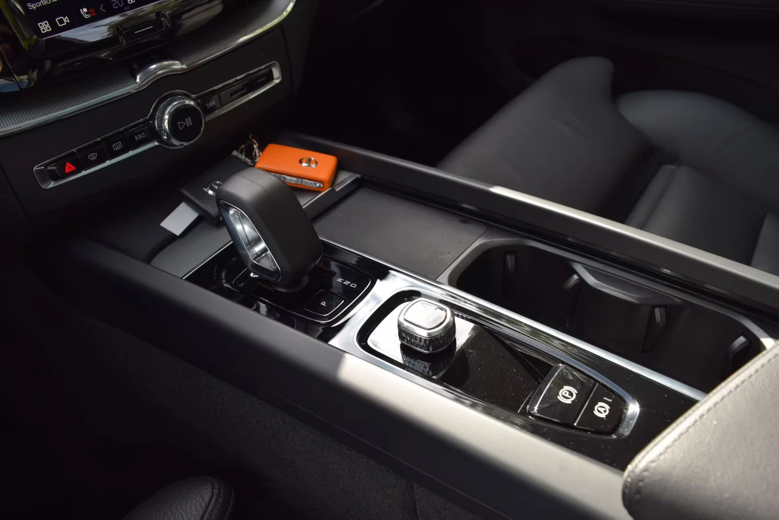 2025 Volvo XC60 PLUS-BRIGHT 398HP PANO MEMO 360 H&K NAVI LED 396g — 13