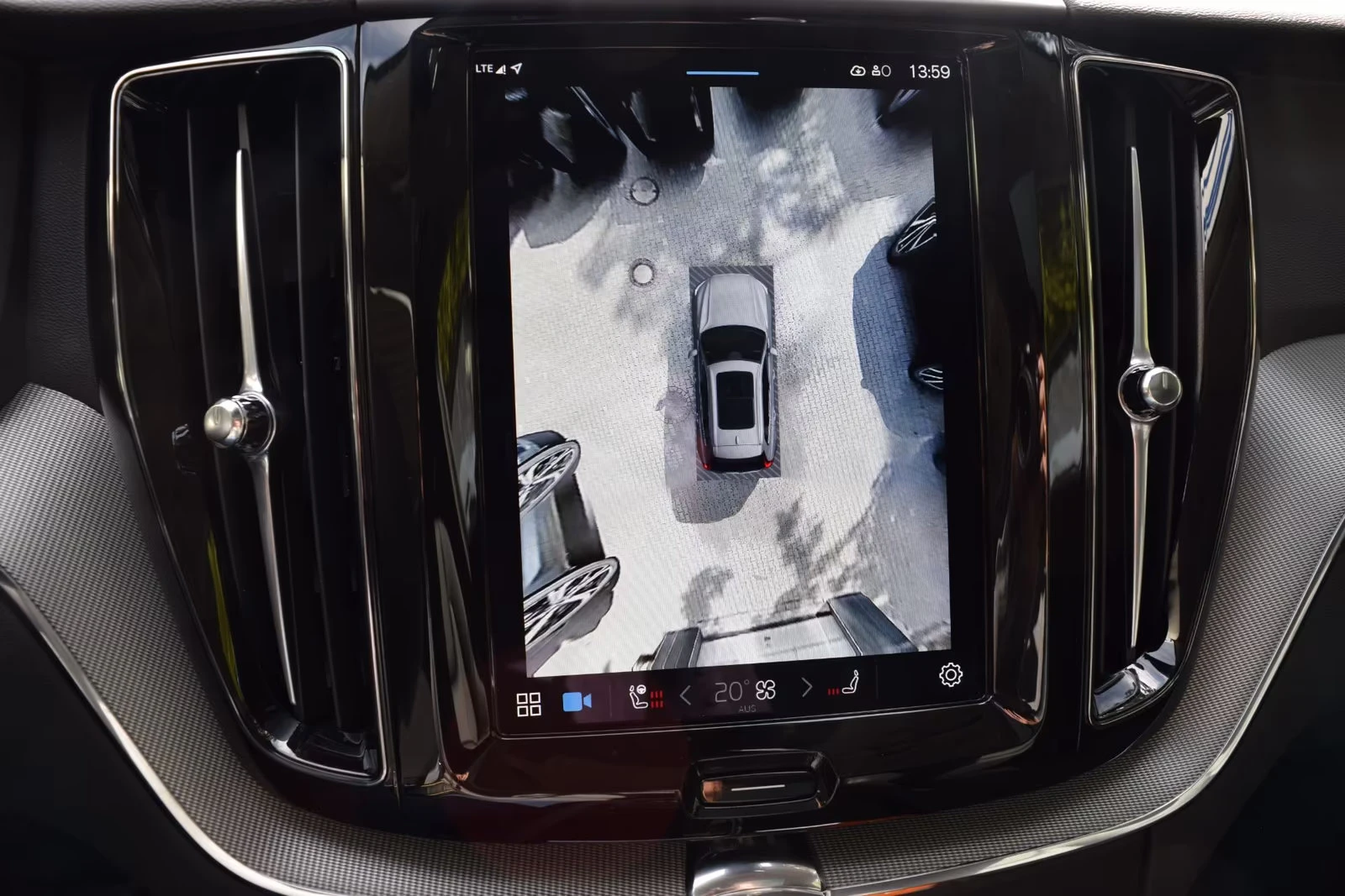 2025 Volvo XC60 PLUS-BRIGHT 398HP PANO MEMO 360 H&K NAVI LED 396g — 12
