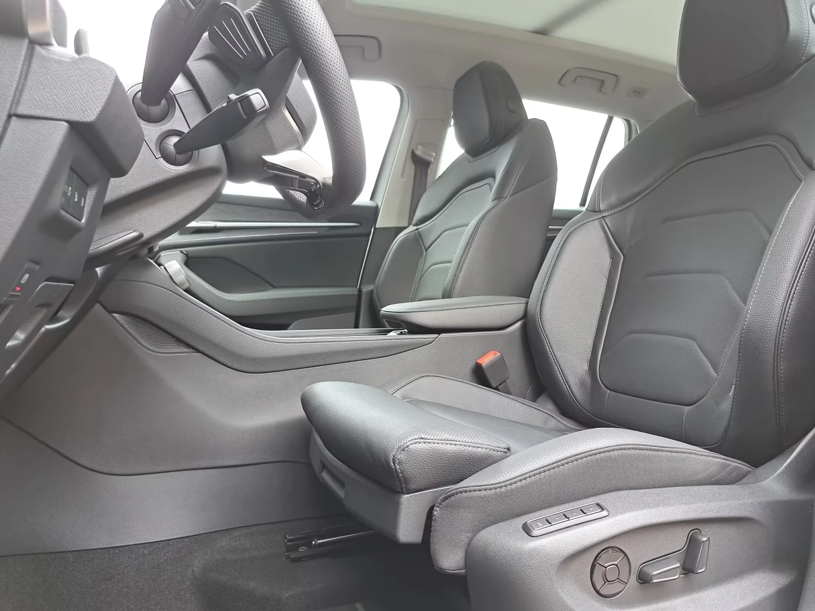 2025 Skoda Kodiaq НОВ! SELECTION 150HP PANO 360 HUD MATRIX 158z — 10
