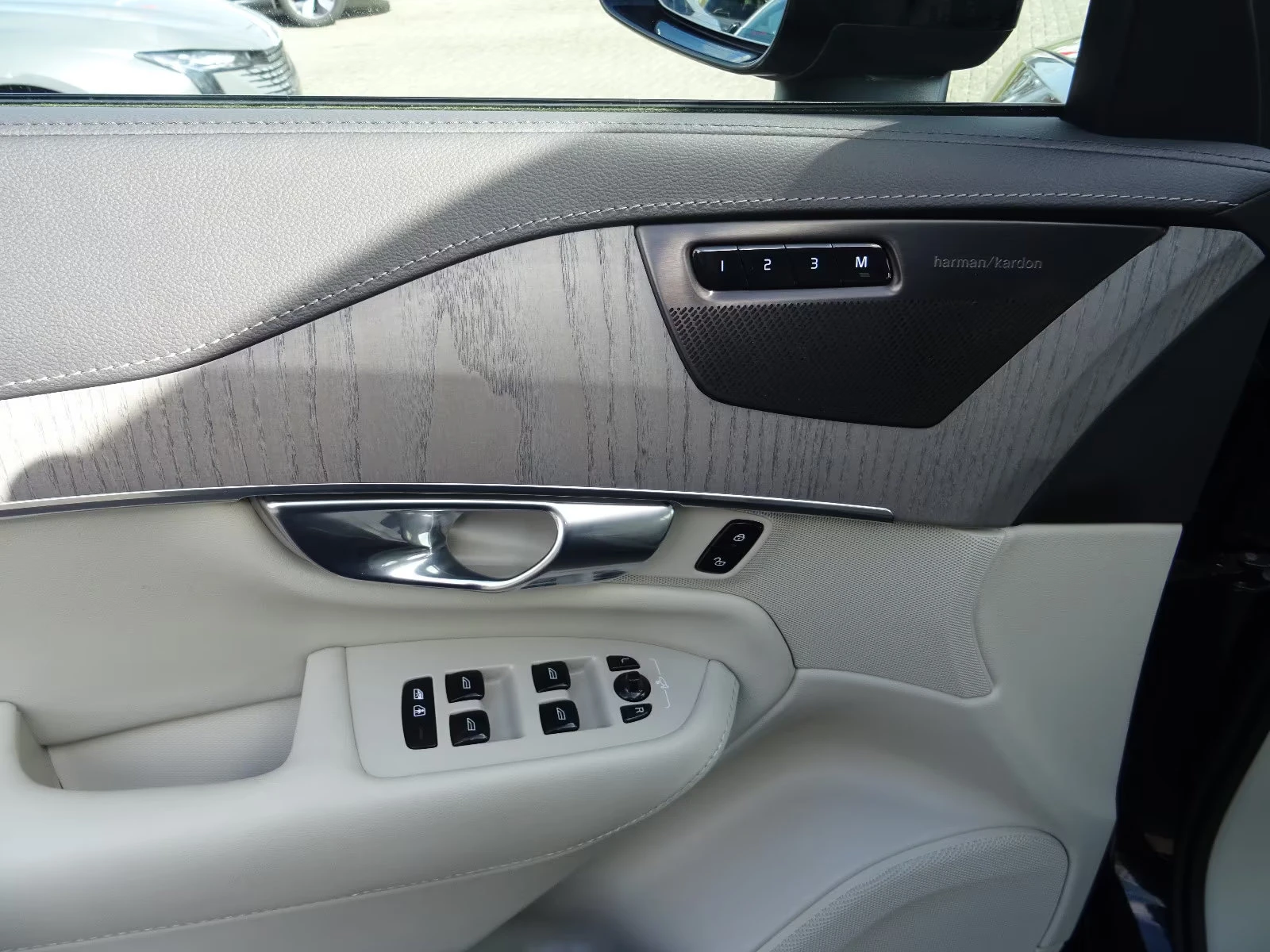 2025 Volvo XC90 PLUS 455HP DARK 4X4 PANO 360 H&K ACC LED 274z — 16