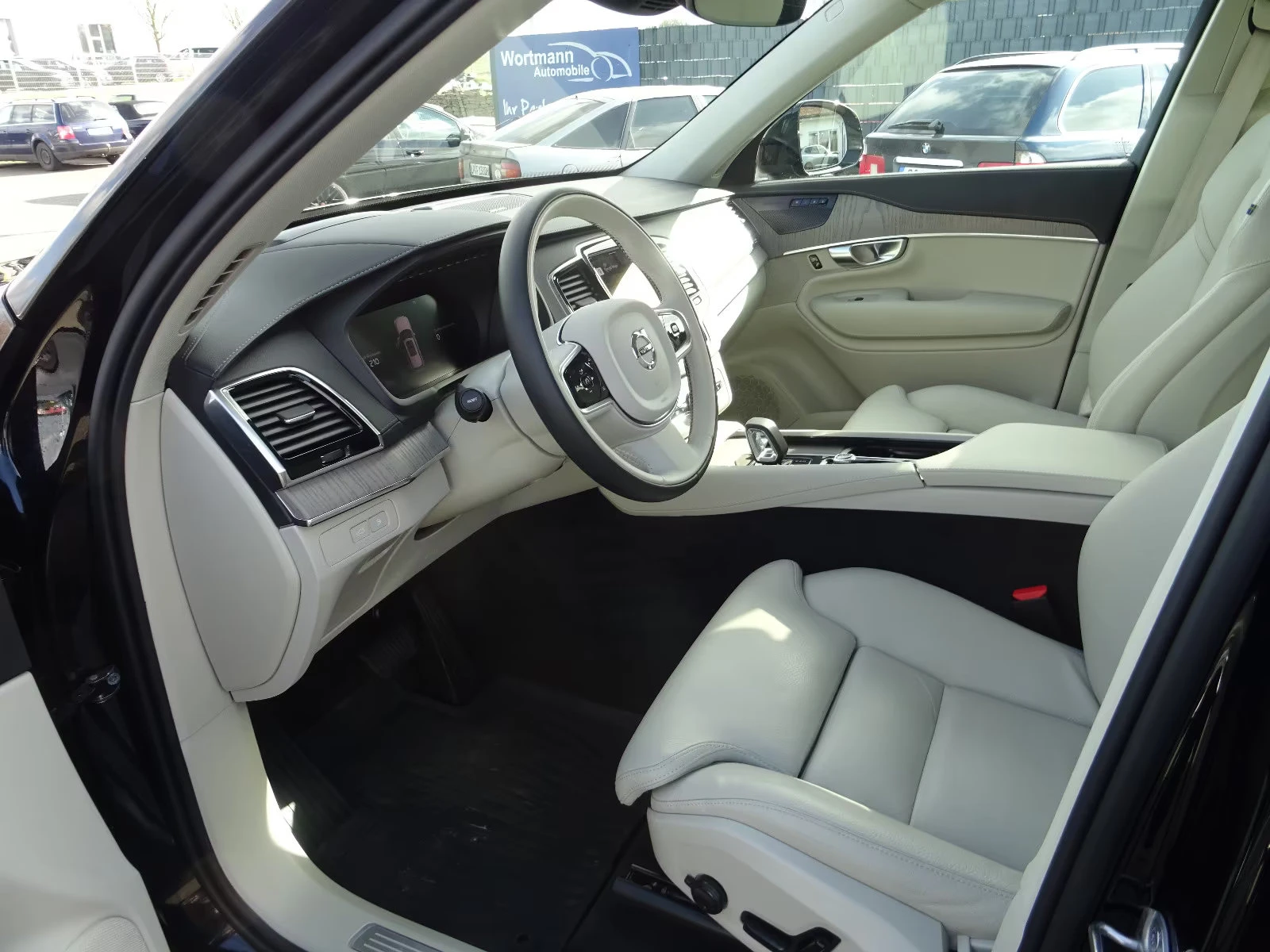 2025 Volvo XC90 PLUS 455HP DARK 4X4 PANO 360 H&K ACC LED 274z — 8