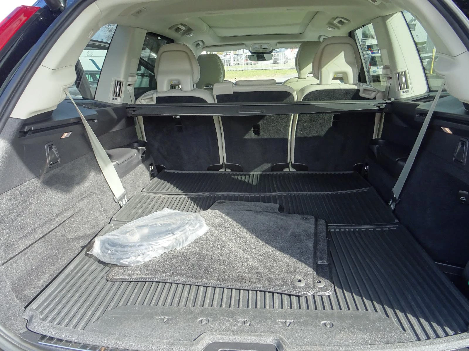 2025 Volvo XC90 PLUS 455HP DARK 4X4 PANO 360 H&K ACC LED 274z — 7