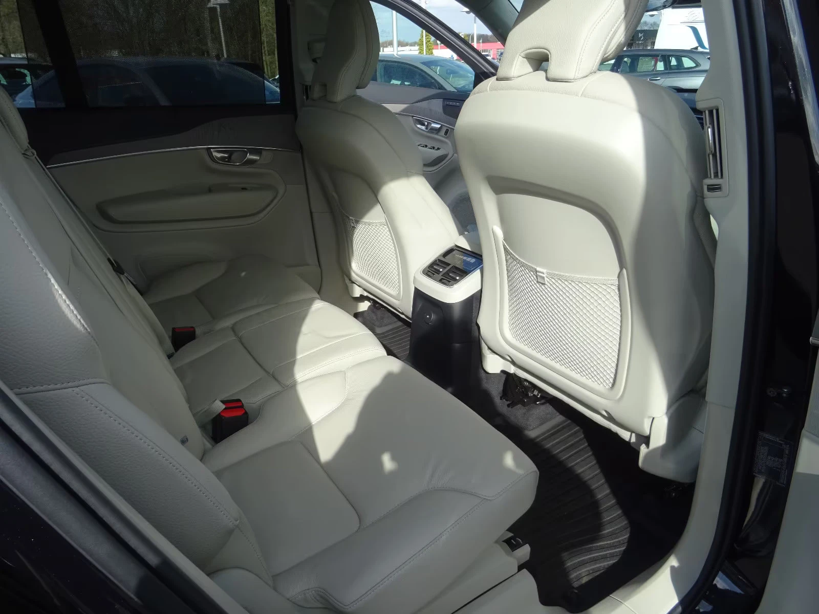 2025 Volvo XC90 PLUS 455HP DARK 4X4 PANO 360 H&K ACC LED 274z — 10