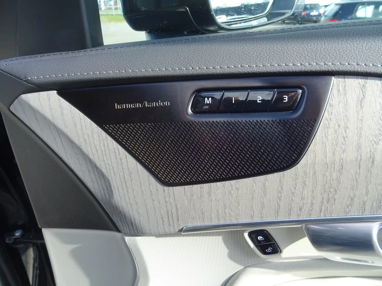 2025 Volvo XC90 PLUS 455HP DARK 4X4 PANO 360 H&K ACC LED 274z — 15