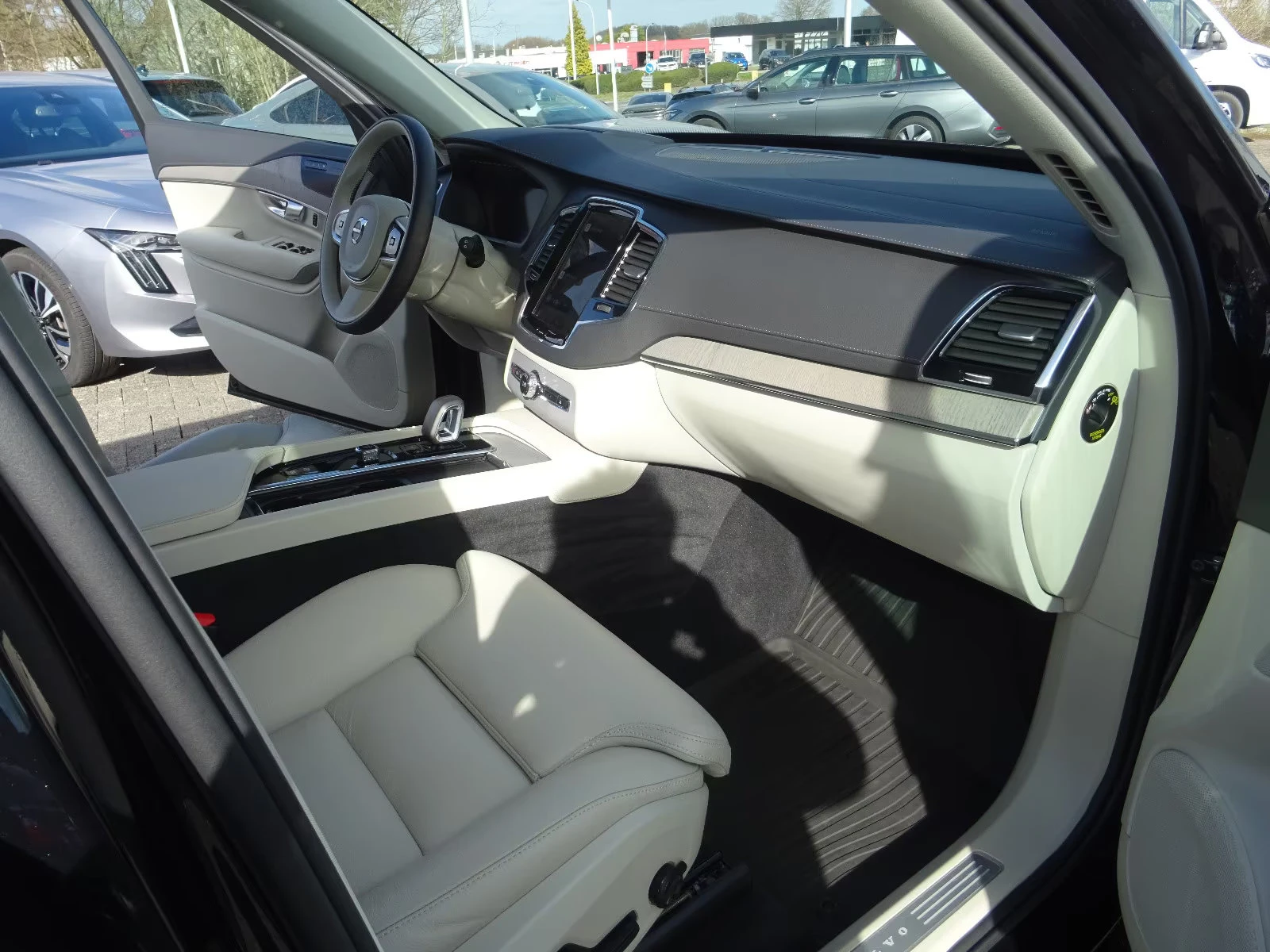 2025 Volvo XC90 PLUS 455HP DARK 4X4 PANO 360 H&K ACC LED 274z — 9