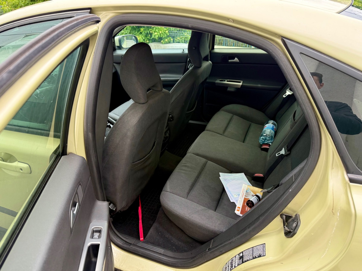 Volvo S40 2.0d — 9