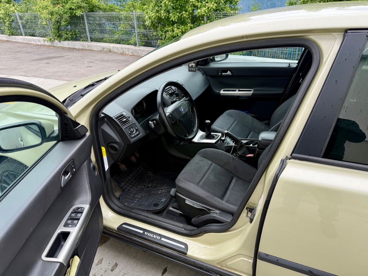 Volvo S40 2.0d — 8