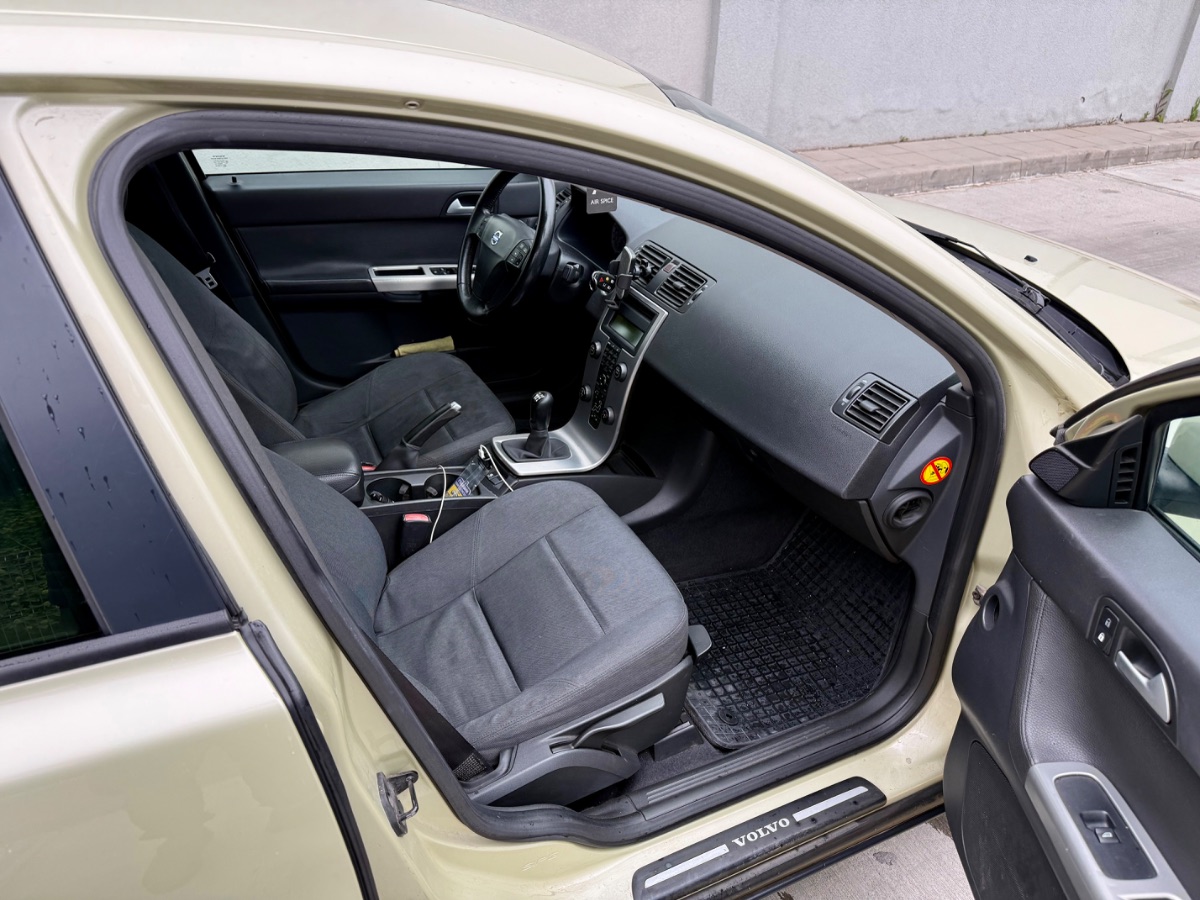 Volvo S40 2.0d — 11